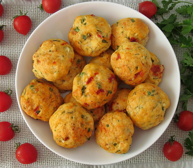 Закусочные творожные булочки с вялеными томатами и зеленью