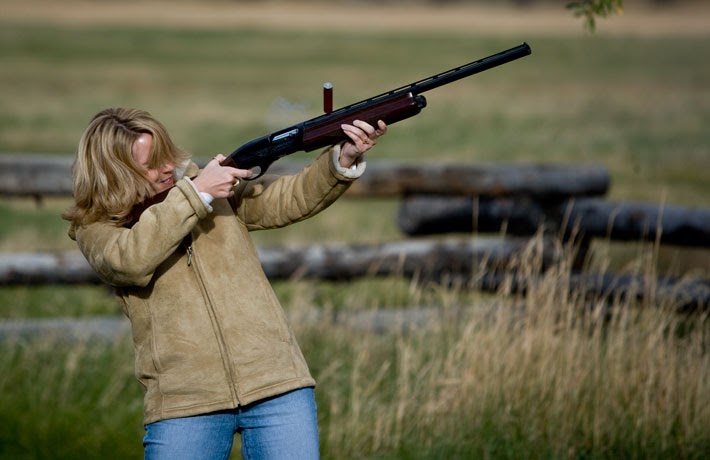 Под дулом ружья. Неосторожное обращение с оружием. Девушка с пистолетом эстетика. Левушка стркляет в парня. Снайпер (2007 боевик).
