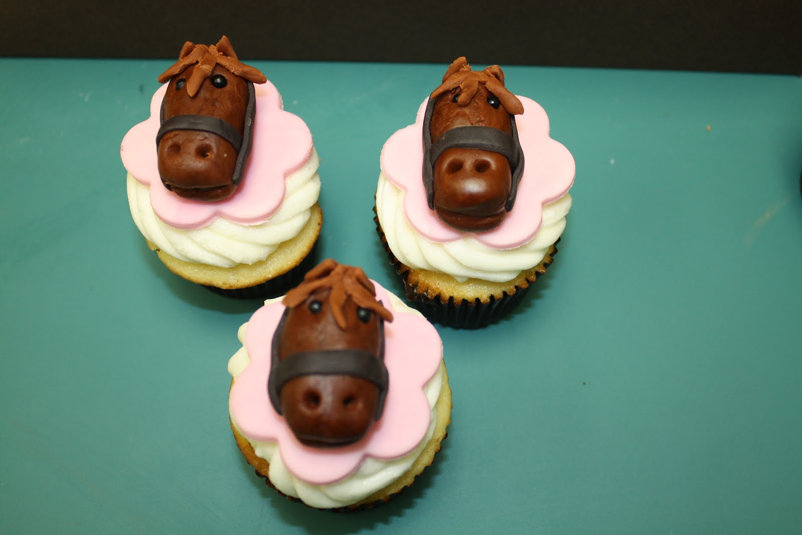 Two Sweet Bakery: horse cupcakes and horse cookies