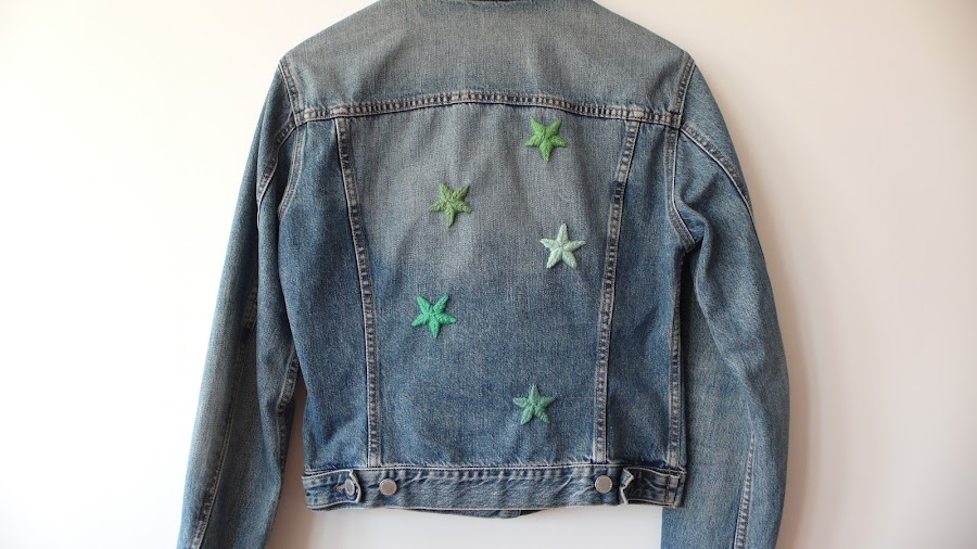 Cazadora-vaquera-con-estrellas-bordadas