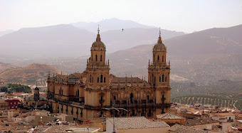 La Catedral de Jaén , con los olivares al fondo.