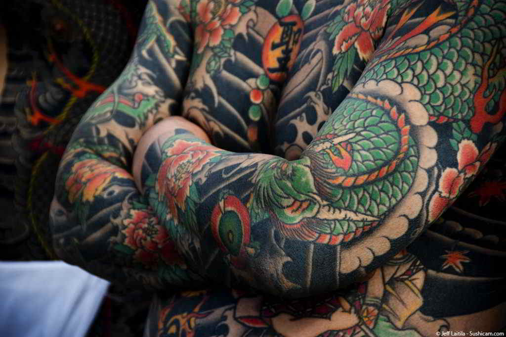 Hombre con tatuaje japones