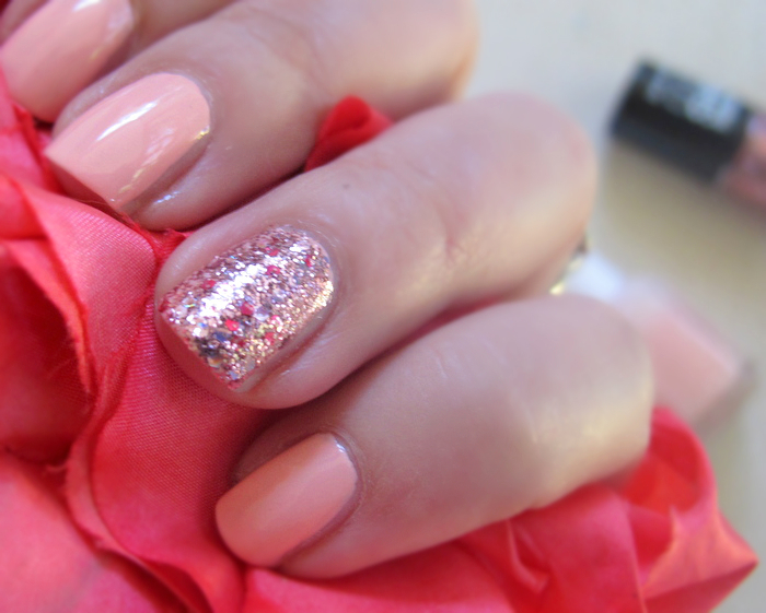 Makeup and Macaroons: Glitter Accent Mani