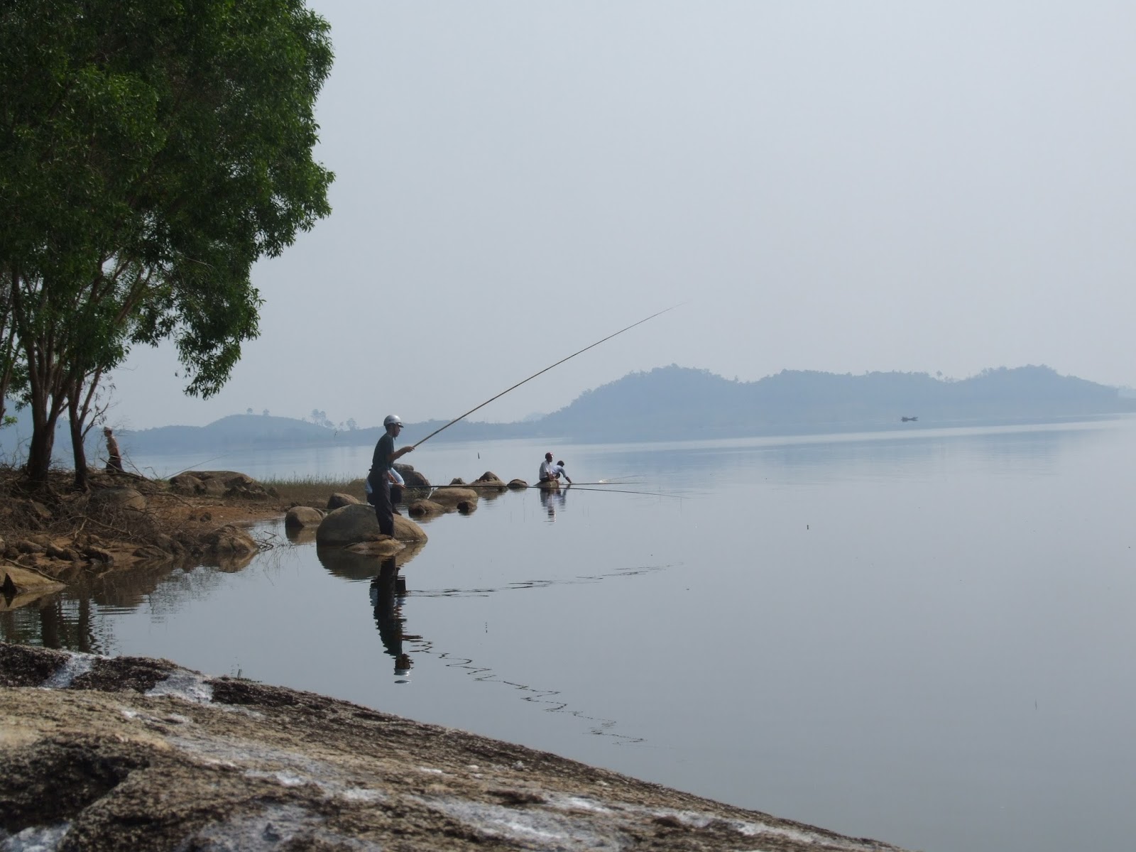 An Văn Thùy: Câu Cá Lòng Hồ Thủy Điện Sông Hinh- Thú Tiêu Khiển Cuối Tuần