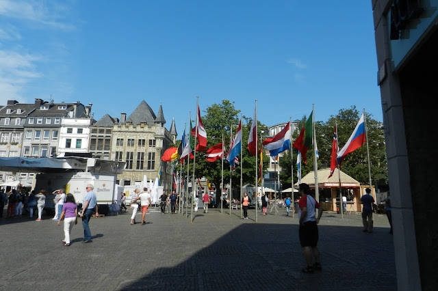 Niemcy - Akwizgan (Aachen) - plac przed ratuszem i flaga Polski