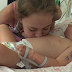Ella hace "trompetillas" en el estómago de su hermanita con daño cerebral y provoca un milagro que los médicos no pueden explicar.
