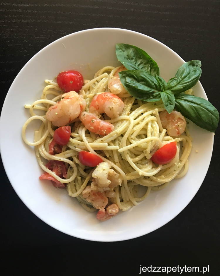 Spaghetti z krewetkami i pomidorkami koktajlowymi makaron, krewetki