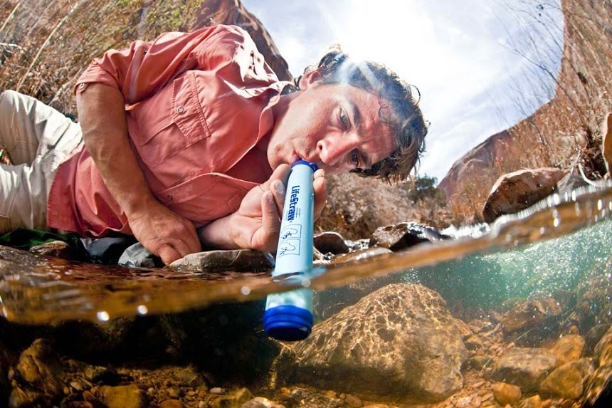Minum Langsung Air Rawah Dengan Sedotan LifeStraw Minum Langsung Air Rawah Dengan Sedotan LifeStraw