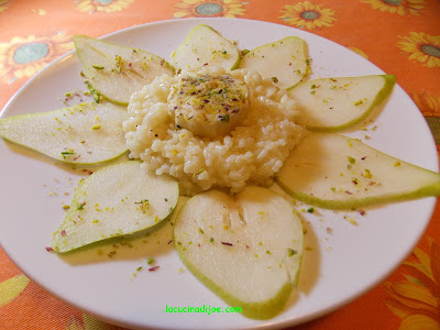 risotto alle pere con tomino di zola e pistacchi.