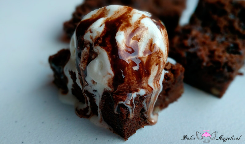 Brownie con nueces y helado