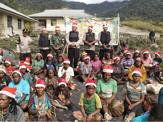 Anggota TNI Polri Rayakan Natal Bersama Masyarakat 4 Distrik di Kabupaten Nduga Anggota TNI Polri Rayakan Natal Bersama Masyarakat 4 Distrik di Kabupaten Nduga