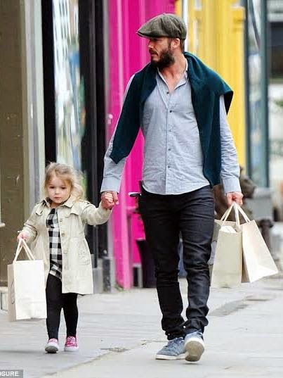 00 How cute! David Beckham and his daughter, Harper, go shopping