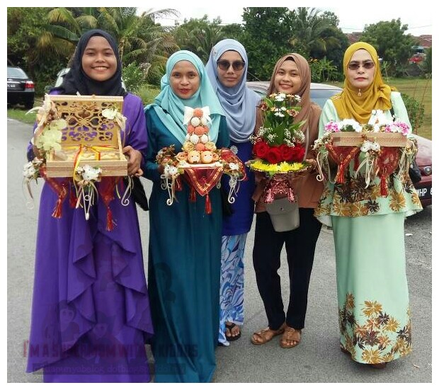 Hujung minggu yang sibuk, attend dua majlis yang sangat meriah. Majlis pertunangan anak saudara. Hujung minggu yang sibuk, attend dua majlis yang sangat meriah. Majlis pertunangan anak saudara.