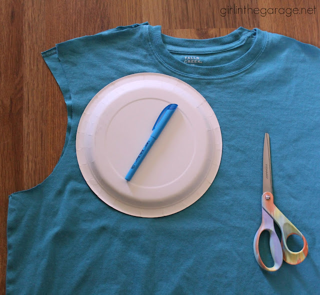 atki-geri-donusum-giysi-yenileme-moda-mavi-tsort-penye-kagit-tabak-kalem-makas