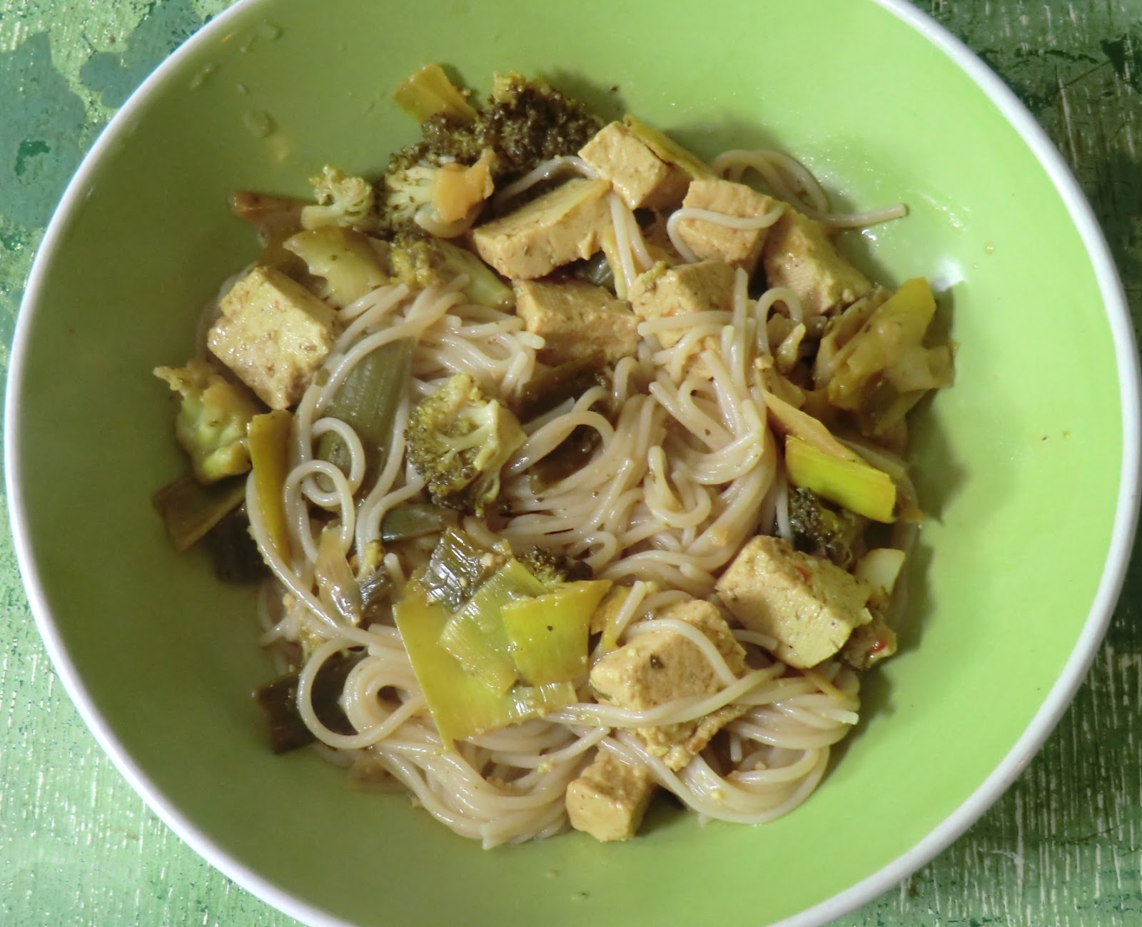 Nouilles de riz basmati brun au tofu, poireaux et brocoli Ma petite