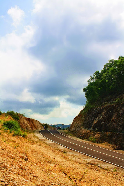Jalan membelah bukit kapur. Jalan membelah bukit kapur.