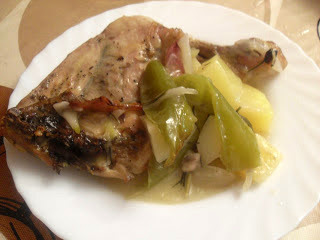 Pollo al horno al romero con pimiento verde y patatas
