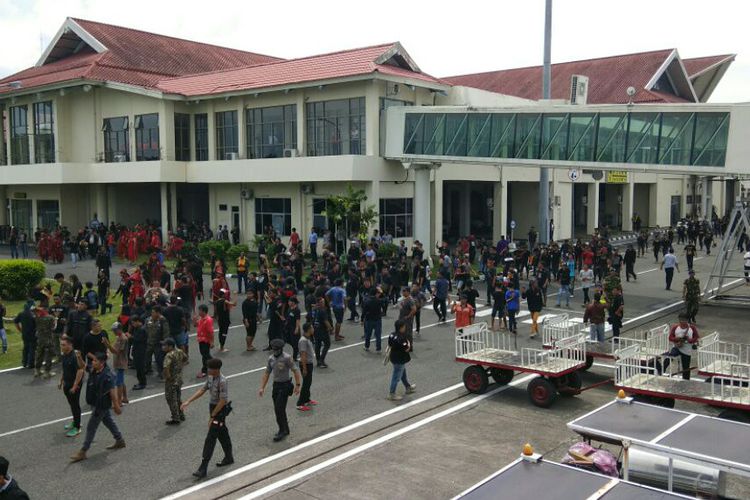 Sambil Membawa Parang Panjang, Massa Mencari Fahri Hamzah ke Dalam Bandara Sam Ratulangi Sambil Membawa Parang Panjang, Massa Mencari Fahri Hamzah ke Dalam Bandara Sam Ratulangi