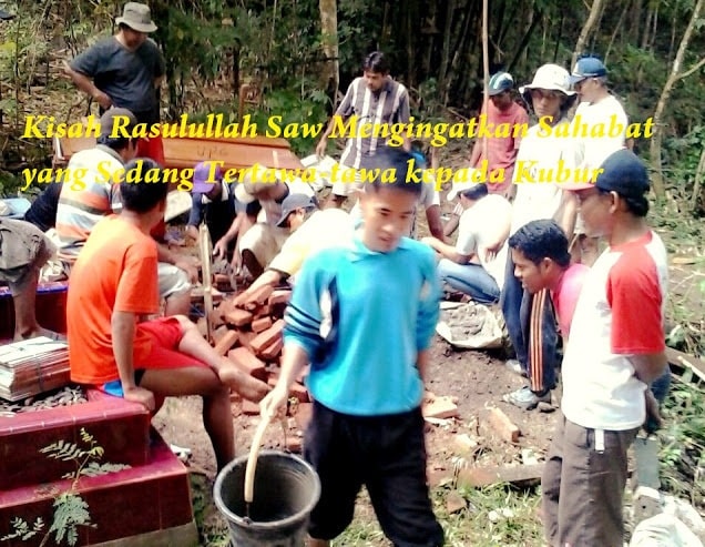 Kisah Rasulullah Saw Mengingatkan Sahabat yang Sedang Tertawa-tawa kepada Kubur Kisah Rasulullah Saw Mengingatkan Sahabat yang Sedang Tertawa-tawa kepada Kubur