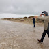 Frío y lluvia no detienen a Mario López; supervisa instalaciones de Playa Bagdad