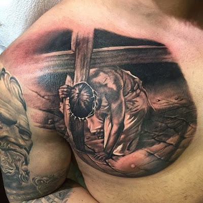Tatuaje de Jesús cargando con su cruz