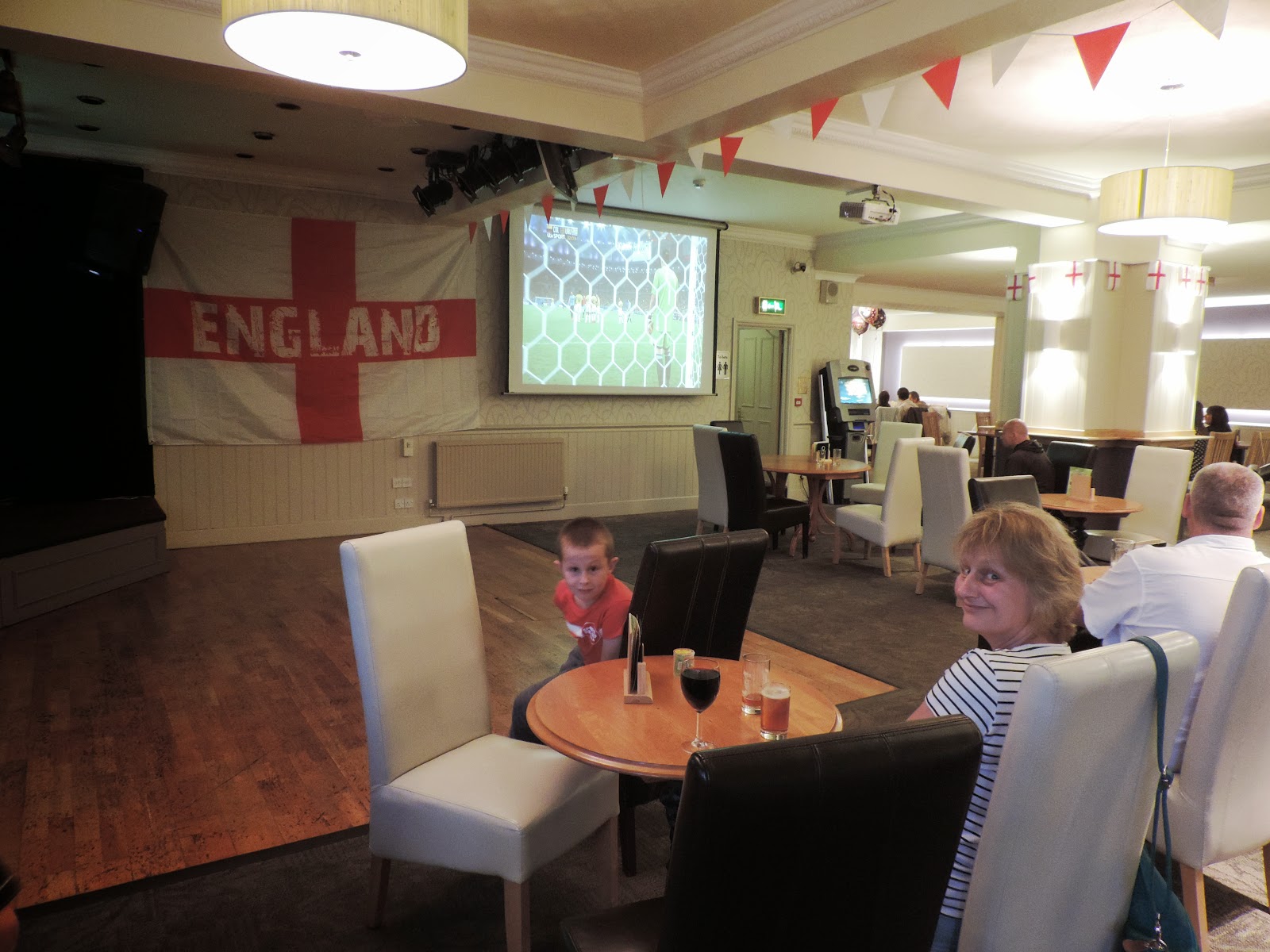 albert pub under victoria hotel torquay watching world cup in pub in torquay toorak carlton apartments