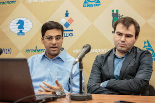L'ex-champion du monde d'échecs Viswanathan Anand commente sa victoire avec les Noirs sur l'Azéri Shakhriyar Mamedyarov, qui subi sa deuxième défaite consécutive - Photo © ChessBase