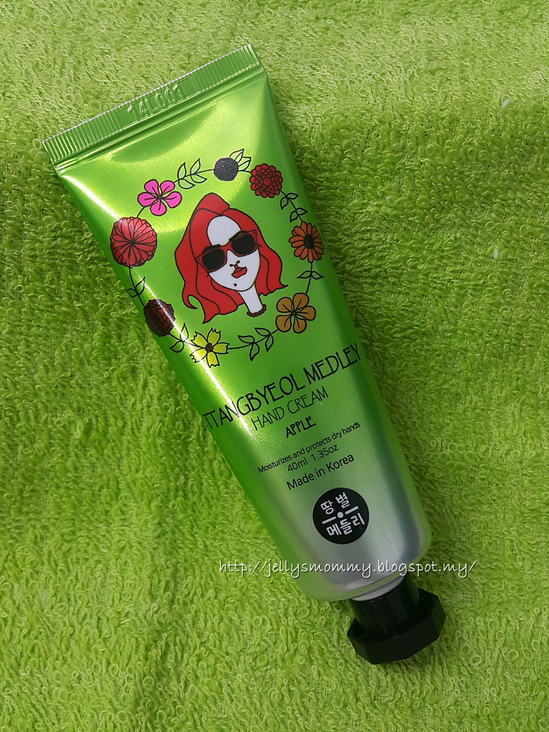 A little bit of Everything Ttangbyeol Medley Apple Hand Cream Review