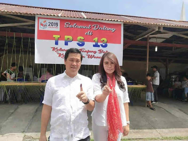 Steven Kandouw Coblos di TPS13 Tanjung Batu, Edwin Silangen di TPS 8 Winangun Steven Kandouw Coblos di TPS13 Tanjung Batu, Edwin Silangen di TPS 8 Winangun