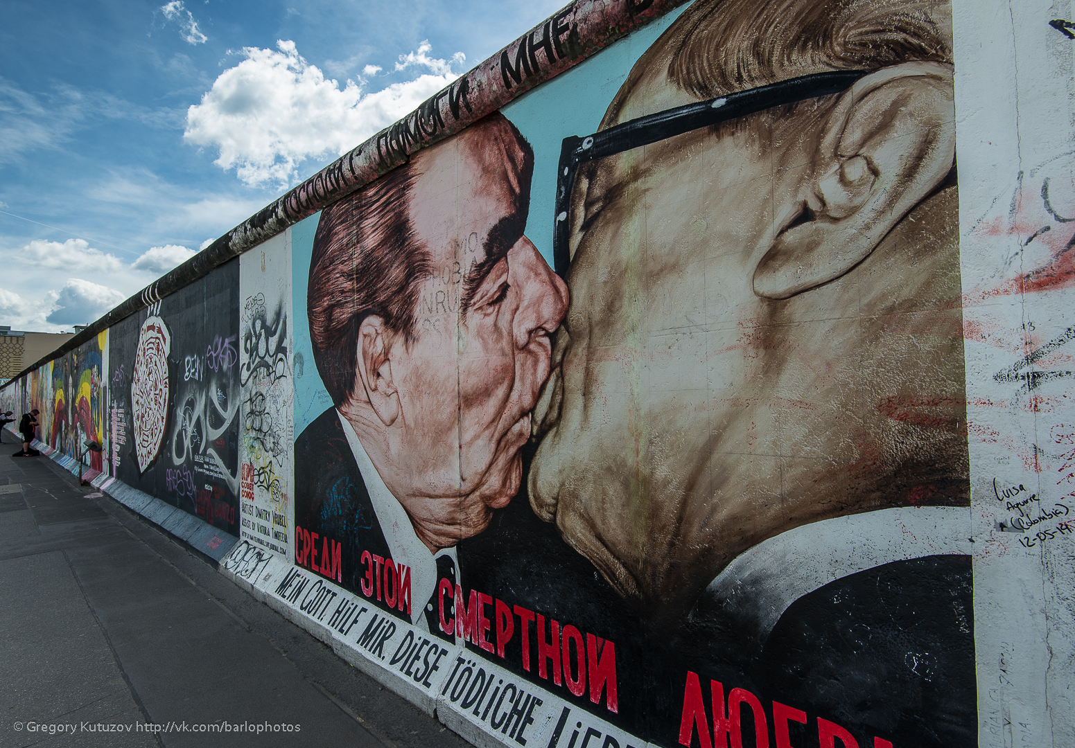 Господи помоги выжить среди этой смертной любви. Брежнев поцелуй Берлинская стена. Берлин поцелуй Брежнева и Хонеккера. Граффити поцелуй Брежнева и Хонеккера. Брежнев и Хонеккер стена.
