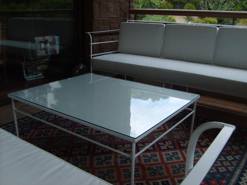 Muebles Andrea Schoennenbeck: Living de terraza con mesa de latón