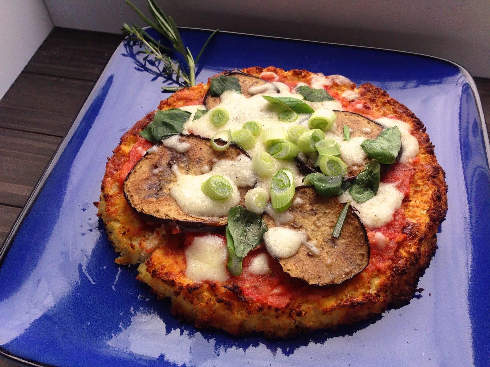 Die perfekte gesunde Pizza ohne Kohlenhydrate mit Blumenkohl als Boden ...