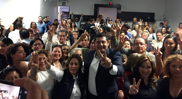 Mujeres emprendedoras alzan la voz por una democracia real en Puebla