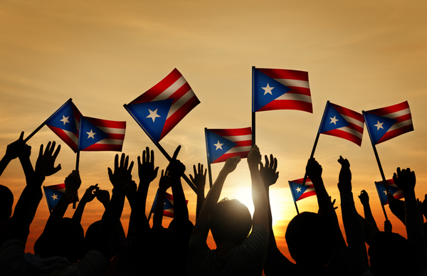 Gente con banderas de Puerto Rico