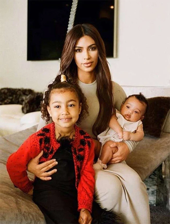 Kim Kardashian: 'Đôi khi cảm thấy bấn loạn vì 3 đứa con cùng khóc' -2