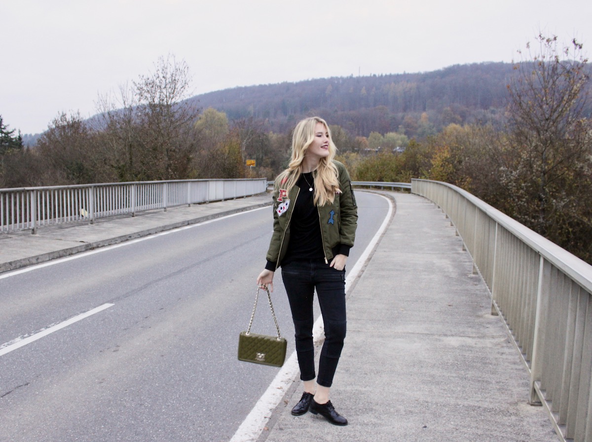 Fashion Outfit Bomberjacke Patches Moschino Quilted khaki Bag all black Fashion Outfit Bomberjacke Patches Moschino Quilted khaki Bag all black