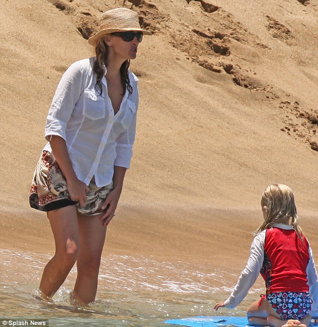 Julia Roberts Showed Off Deep Cleavage In Bikini At Aged 43 Technica Lifestyle