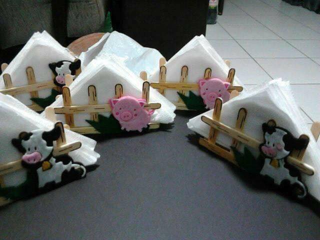 Servilleteros hechos con palitos de helado de madera reciclados