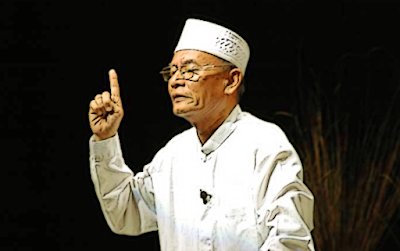 "Puisi: Ibu (Karya D. Zawawi Imron)" "Puisi: Ibu (Karya D. Zawawi Imron)"