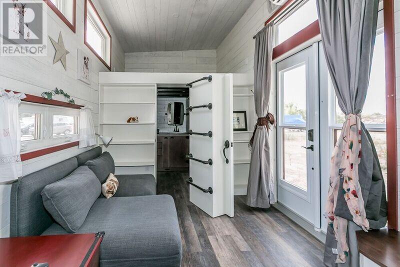 TINY HOUSE TOWN Victoria Harbour Tiny House (320 Sq Ft)