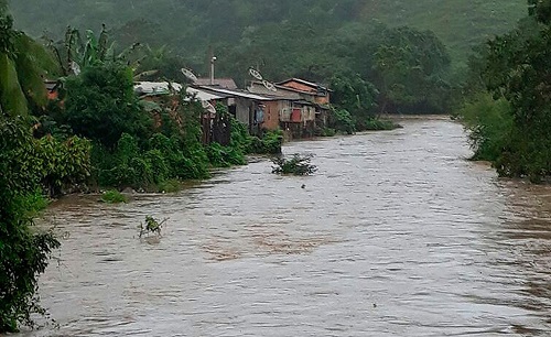 Pau Brasil: Rio transborda, inunda casas e deixa 11 famílias desabrigadas