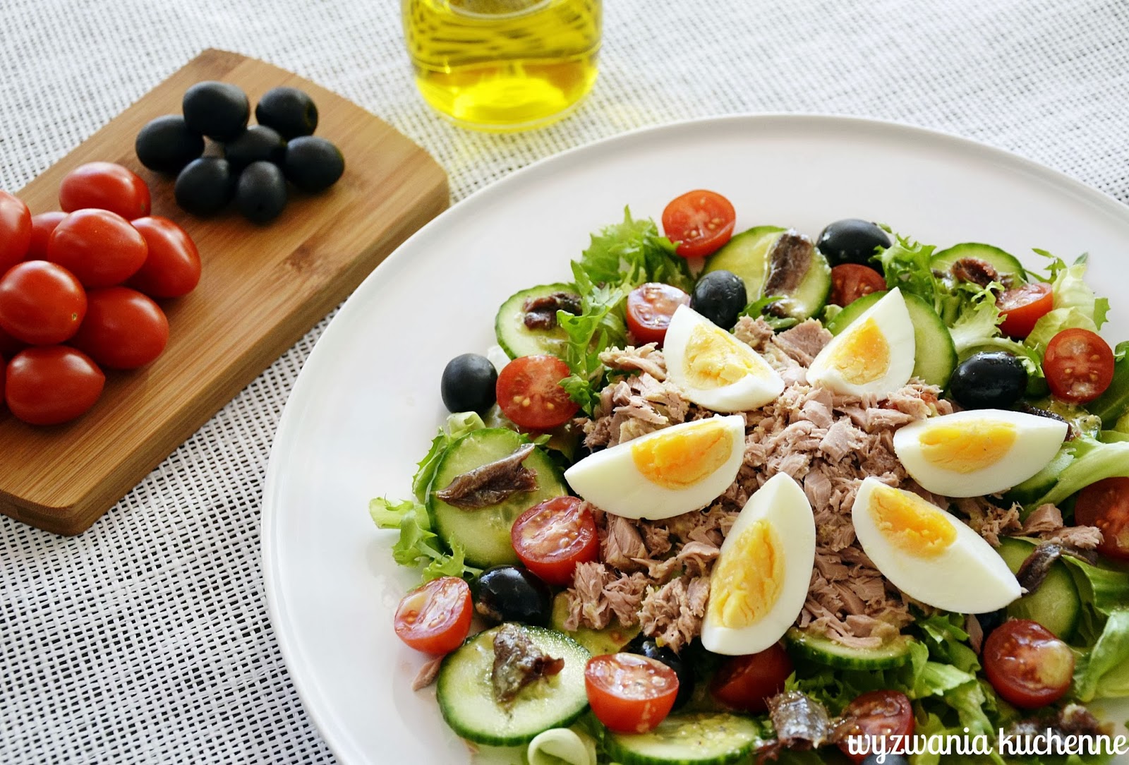 Szybka sałatka z tuńczykiem i jajkami,