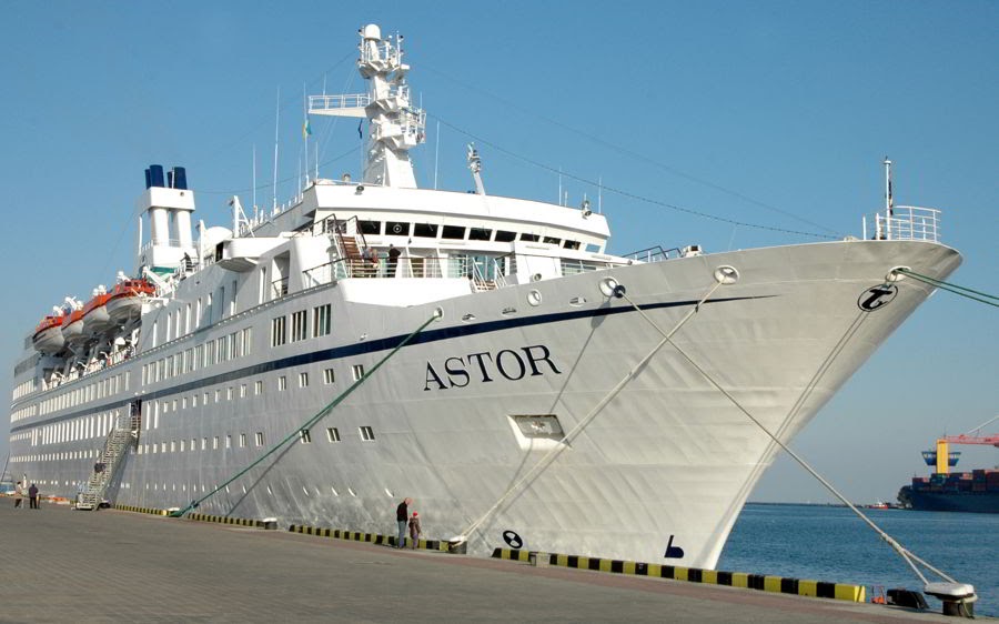 лайнер astor. это тебе не катамаран черноморский это лайнер.