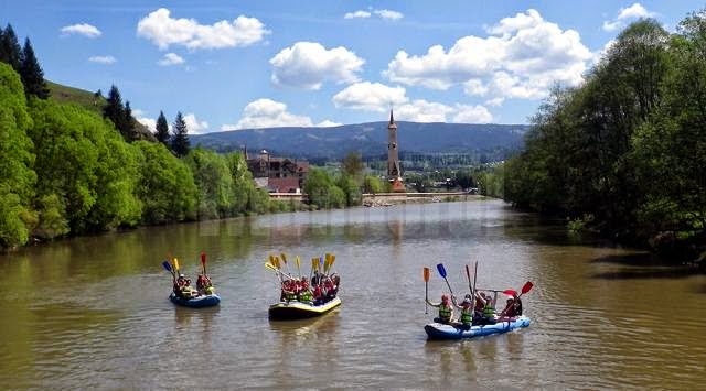 Tiroliană şi river rafting pentru turiştii care şi-au petrecut minivacanţa de 1 Mai la Vatra Dornei