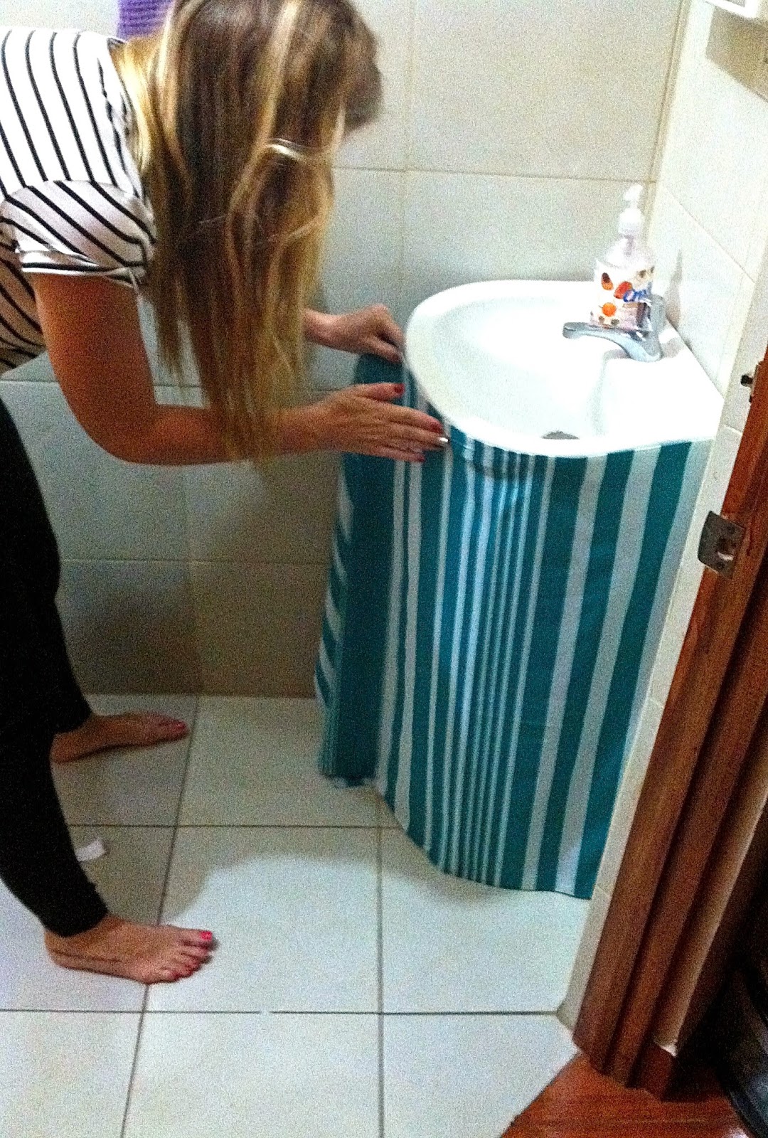 How I Made a NoSew Sink Skirt in 5 Easy Steps