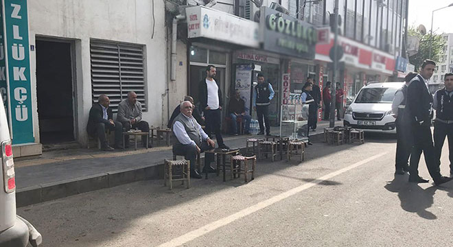 Diyarbakır Yenişehir Belediyesinden kaldırımı işgal eden esnafa cezai işlem uyarısı Diyarbakır Yenişehir Belediyesinden kaldırımı işgal eden esnafa cezai işlem uyarısı