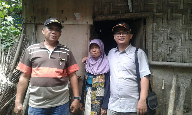 Kamiludin team Lazismu Jember bersama Martono,Ketua PRM Silo didepan rumah nenek Ria 