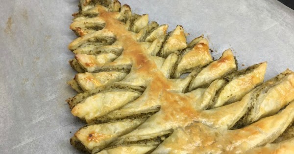 Recipe: Christmas Tree Puff Pastry Appetizer with Pesto Sauce - Walking