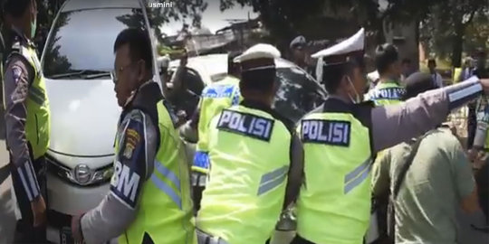 Dihadang Puluhan Anggota Polisi dan TNI, Pengendara Mobil ini Malah Nekat Tancap Gas