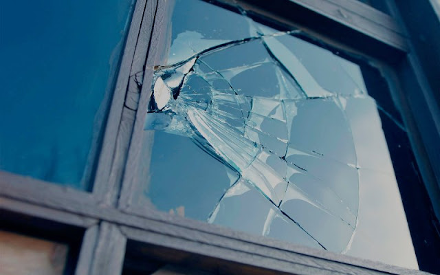 kaca jendela pecah
